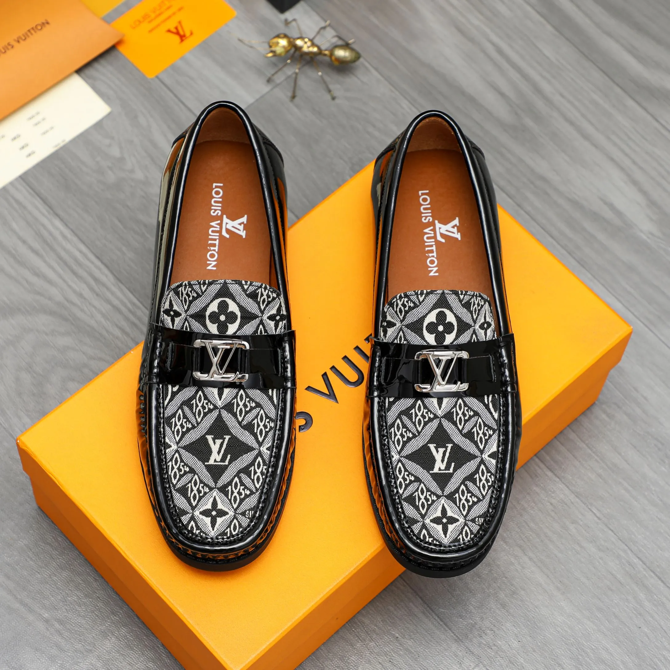 Men's shoes 💰400 Product trademark: LV "Louis Vuitton" casual slip-on shoes Regular size: 38-45 (45 is custom-made and non-returnable) Product material: Selected breathable fabric spliced ​​patent cowhide upper, cowhide lining, rubber outsole